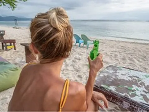 Trào lưu làm đẹp kỳ quặc "đổ bia lên người phơi nắng", bác sĩ cảnh báo tác hại khó lường