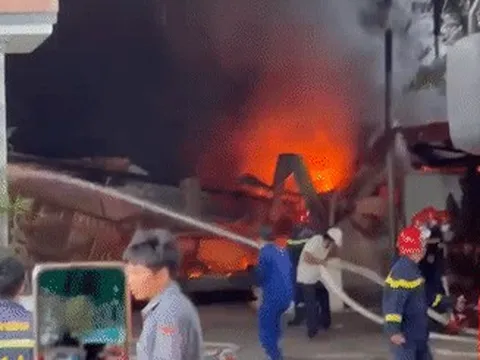 Cháy lớn xưởng mút xốp ở Đồng Nai, khói đen cao hàng chục mét