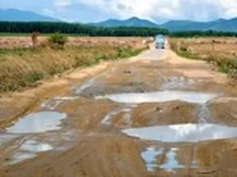 Đường 20 tỉ đồng nát bươm sau vài tháng đưa vào sử dụng