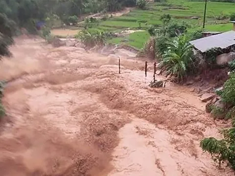 Miền Bắc mưa dông "sầm sập", cảnh báo khẩn lũ quét và sạt lở đất