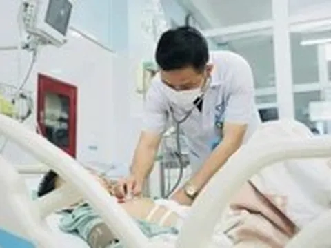 Bị sút bóng vào bụng, bệnh nhi 13 tuổi nguy kịch vì sốc mất máu do chấn thương bụng kín, vỡ lách