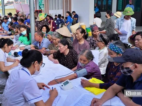 Hà Nội: Hàng trăm người cao tuổi phấn khởi đi khám sức khoẻ miễn phí