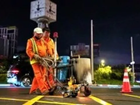 Cả đêm sơn vạch kẻ đường, lắp rào chắn tại vòng xoay Điện Biên Phủ - Nguyễn Bỉnh Khiêm