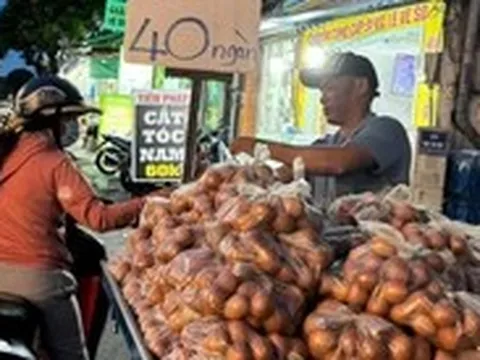 Giá trứng gà 'rẻ bất thường' bán ở vỉa hè có bình thường không?