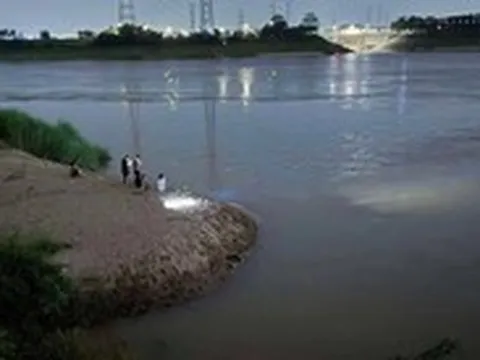 4 học sinh rủ nhau đi tắm sông Hồng, 2 em đuối nước do vào vùng nước xoáy