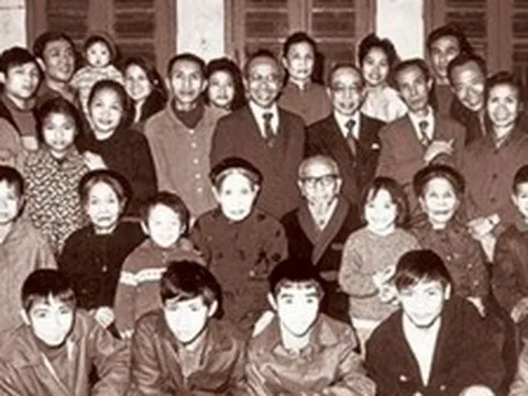 Chủ tiệm vàng nuôi 8 con thành tài, 4 người là giáo sư: Con út đã 90 tuổi vẫn "gây sốt" MXH bởi khả năng tiếng Anh đỉnh cao