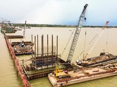 Loạt trụ cầu Hồng Hà vươn cao trên sông Hồng sau hơn nửa năm thi công