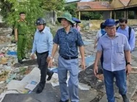 Kiểm tra, xử lý bãi rác 'lụi' ven nghĩa trang Bình Hưng Hòa sau phản ánh của báo Tuổi Trẻ