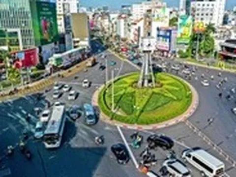 Ngày đầu xe đi theo đèn tín hiệu ở vòng xoay Điện Biên Phủ: Giao thông ổn định