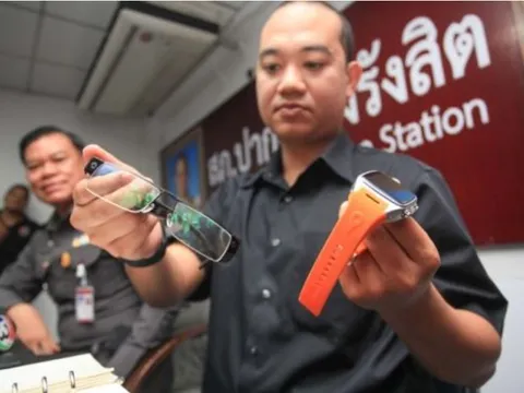 Tai nghe "hạt gạo", camera giấu cúc áo và những chiêu thức gian lận thi cử gây "bão" dư luận