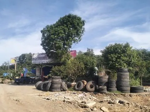 Hình ảnh hai hộ dân còn 'án ngữ' 50m mặt bằng, níu tiến độ đường tránh Đông Hà