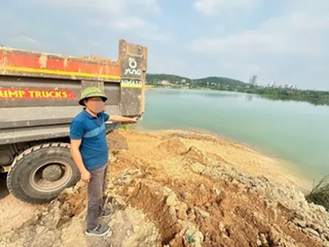 Khởi tố giám đốc doanh nghiệp đổ gần 180 tấn bùn thải xuống hồ nước