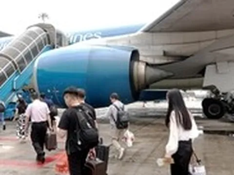 Khách đi máy bay thấp thỏm lo bị hủy, hoãn chuyến sát ngày khởi hành