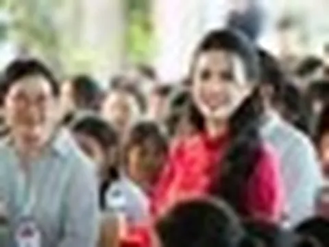 Hoa hậu Phan Thị Mơ trở về trường cũ, trao 30 triệu đồng hỗ trợ học sinh vượt khó