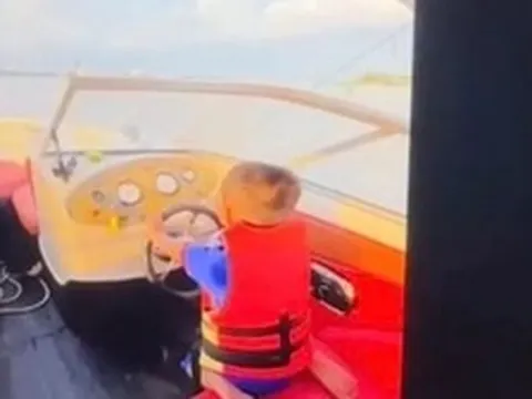 Giao ca nô cho con 4 tuổi lái để quay clip đăng Facebook