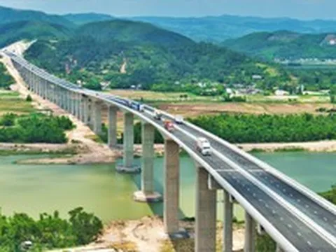 Ngắm cao tốc Bắc - Nam tuyệt đẹp uốn lượn giữa núi sông Tây Nguyên