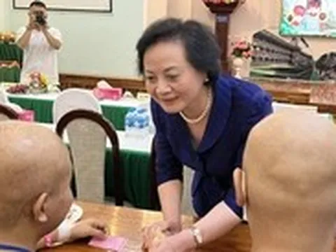 Phó thủ tướng Phạm Thị Thanh Trà: Tôi trào dâng cảm xúc khi gặp các bệnh nhi ung thư