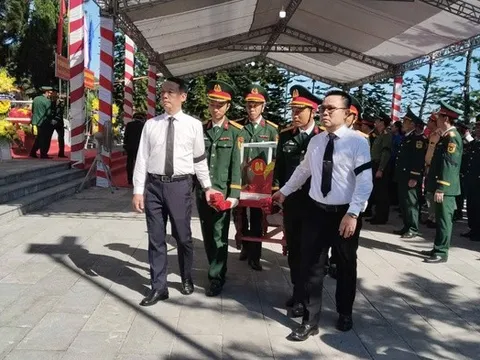 Trang trọng lễ đón hài cốt liệt sĩ quân tình nguyện Việt Nam hy sinh tại Lào về nước