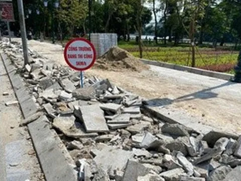 Tuyến vỉa hè lát đá gần như còn nguyên vẹn ở Hà Nội "bị đục phá"
