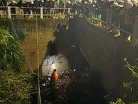 Hàng chục người tìm nữ sinh lớp 6 bị lũ cuốn ở Đà Lạt