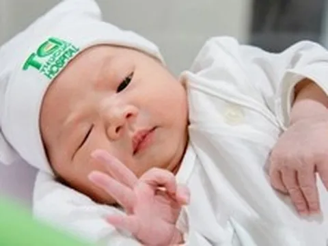 Sau khi đầy tháng, em bé có 3 biểu hiện này thì IQ chắc chắn không thấp, bố mẹ có thể yên tâm!