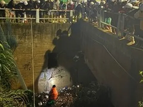 Lâm Đồng: 60 người tìm kiếm bé gái bị nước lũ cuốn trôi