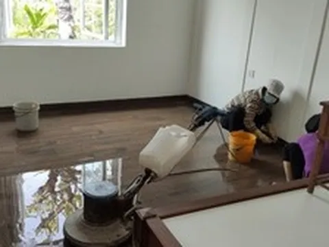 Chị chồng đùng đùng sang dọn dẹp nhà hộ tôi suốt một ngày, lúc ra về chị xin một chai nước lọc bỏ đá làm tôi nổi da gà