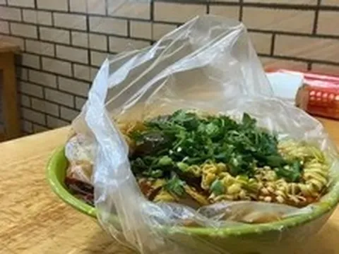 Người đàn ông mắc ung thư hạch vì 1 kiểu đựng đồ ăn quen thuộc, gia đình bất lực: Khuyên nhiều năm không được
