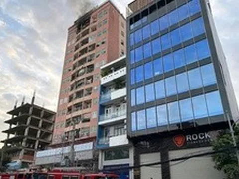 Cháy căn hộ chung cư cao 11 tầng ở gần ngã tư Hàng Xanh