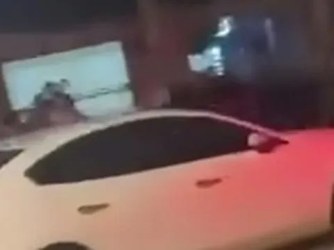 VIDEO: Tài xế lái xe ô tô cán qua người khác rồi bỏ chạy
