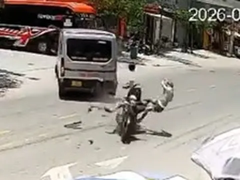 Hai thanh niên đi xe máy bay lên không trung sau khi tông xe 9 chỗ