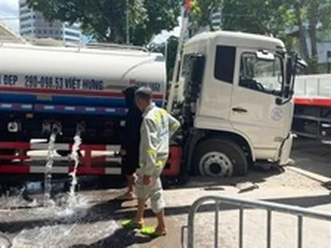 Xe phun nước rửa đường sụt hố trên phố Hà Nội