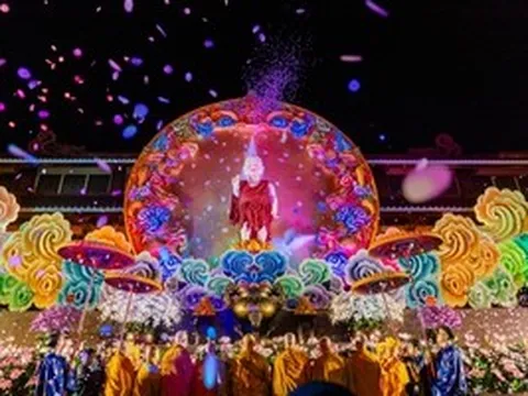VIDEO: Hàng ngàn người cung rước tượng Phật ngọc mừng lễ Phật Đản tại TPHCM