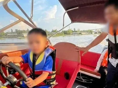 Phạt gần 17 triệu đồng người bố để con 4 tuổi lái ca nô, quay clip đăng mạng