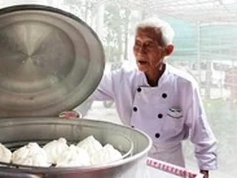 Người đầu bếp hơn 70 năm làm bánh, lấy đồng lời nuôi lớp học miễn phí