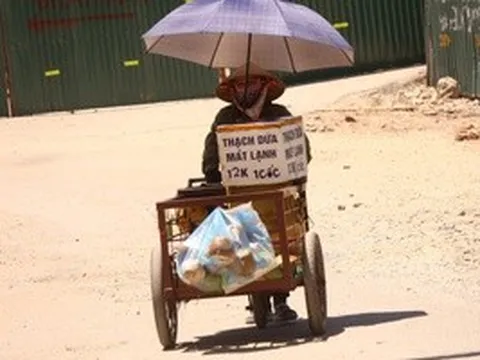 Người lao động chật vật mưu sinh giữa "chảo lửa" 40 độ C Hà Nội
