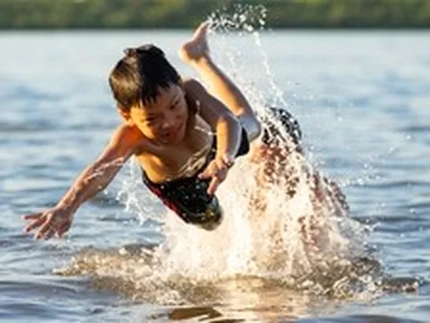 Giữa cái nóng gần 45 độ C, người Hà Nội tìm đến sông Hồng để giải nhiệt