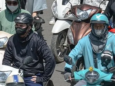 Người đi xe máy dưới trời 40 độ C phải chịu đựng điều gì?