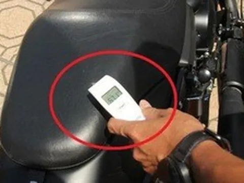 Cách hạ nhiệt yên xe máy khi trời nắng nóng như đổ lửa