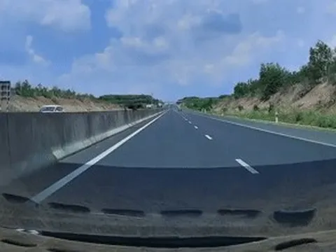 Ô tô chạy gần 100km/h tông trực diện con bò trên cao tốc, túi khí bung ra