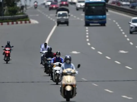 Hà Nội có thể lập kỷ lục nắng nóng sau hơn 10 năm, đêm xuống vẫn ngột ngạt