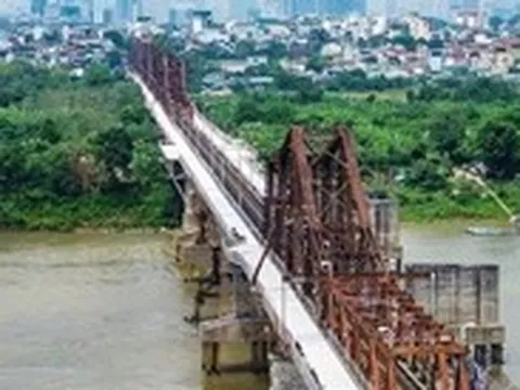 Xe đi lại bình thường trên cầu Long Biên sau 2 tháng sửa chữa