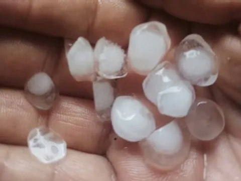Mưa đá bất ngờ xuất hiện, người dân ghi lại cảnh tượng hiếm gặp