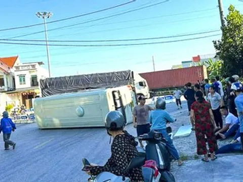 Ô tô chở sinh viên lật ngang giữa đường