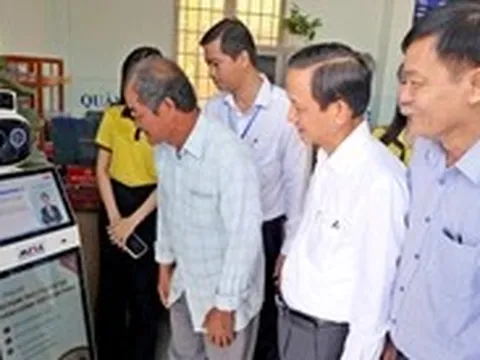 Xã đầu tiên của Tây Ninh thử nghiệm robot lễ tân, gửi lời chào và hướng dẫn người dân