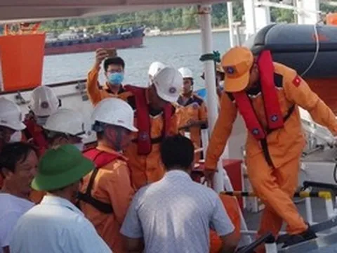 Tàu chở 11 người gặp nạn trên biển, cứu được 9 người, 2 người đang mất tích