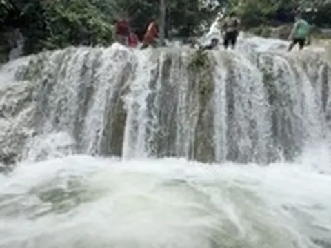 Bé trai đuối nước giữa dòng thác, được nam sinh viên trường y ép tim cứu sống kịp thời