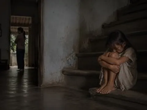 Năm con gái 7 tuổi, mình để nó khóc 1 mình ở cầu thang lúc 1h sáng. Vì mình “ác” - Tâm sự gây tranh cãi nhất lúc này của bà mẹ Ninh Bình