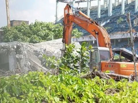Cận cảnh tháo dỡ sân vận động Chi Lăng sau 12 năm vướng đại án