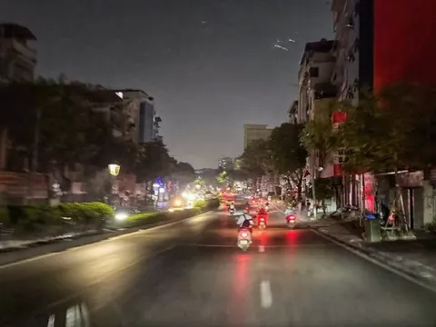 Nhiều nơi mất điện giữa đêm, người dân thức trắng giữa "chảo lửa": EVN Hà Nội lên tiếng